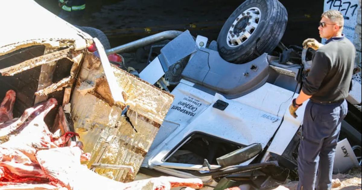 Volcoacute un camioacuten lleno de carne y los vecinos intentaron robar la carga