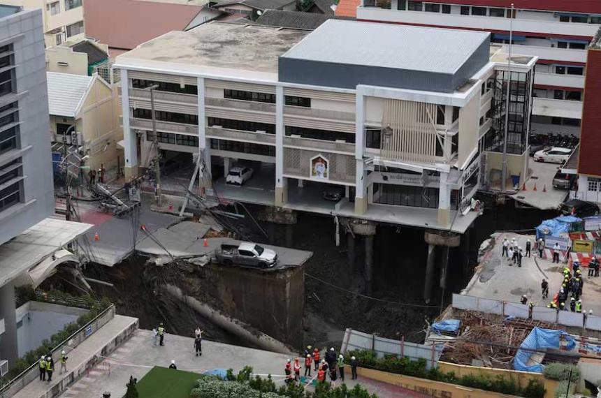 Gigantesco socavoacuten obliga a evacuar un hospital en el centro de Bangkok