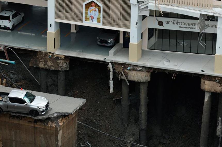 Bangkok en alerta- un socavoacuten de 50 metros obligoacute a evacuar un hospital y edificios