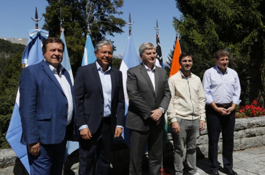 Ziliotto y otros gobernadores se unen en Bariloche para mostrarle un frente comuacuten a Milei 