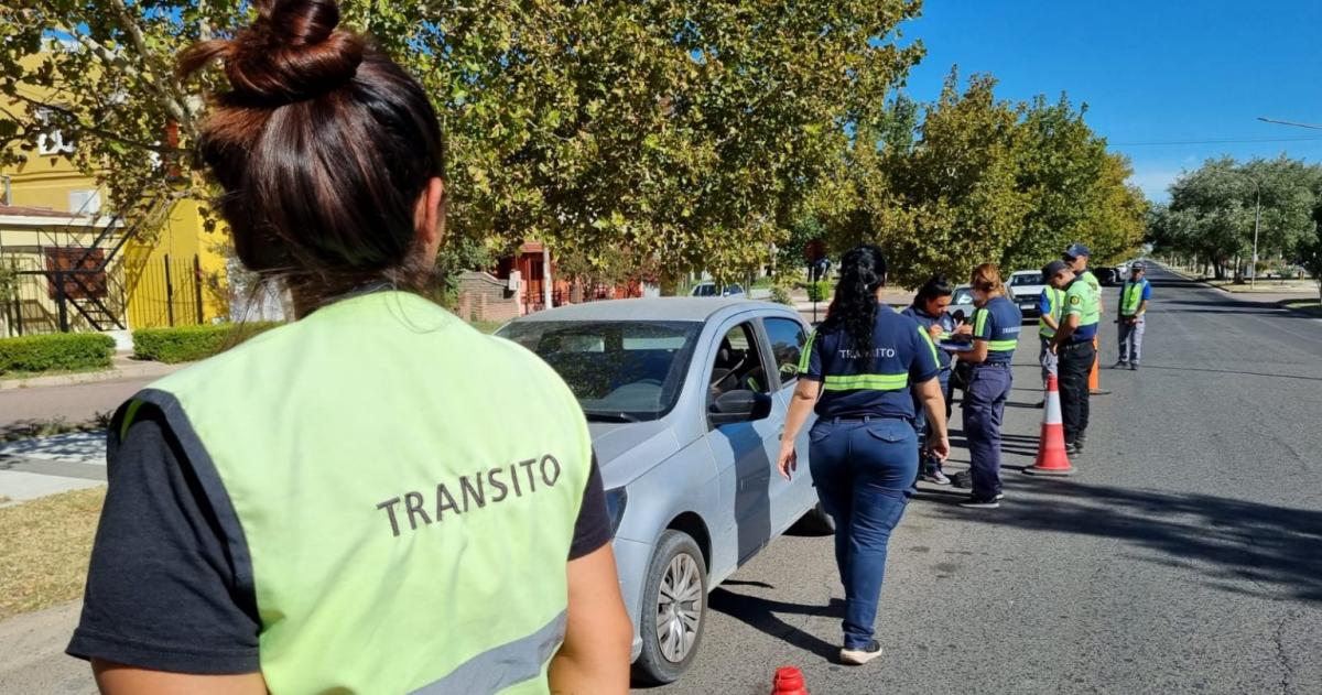 Grave agresioacuten en Santa Rosa- un policiacutea golpeoacute a un inspector de traacutensito