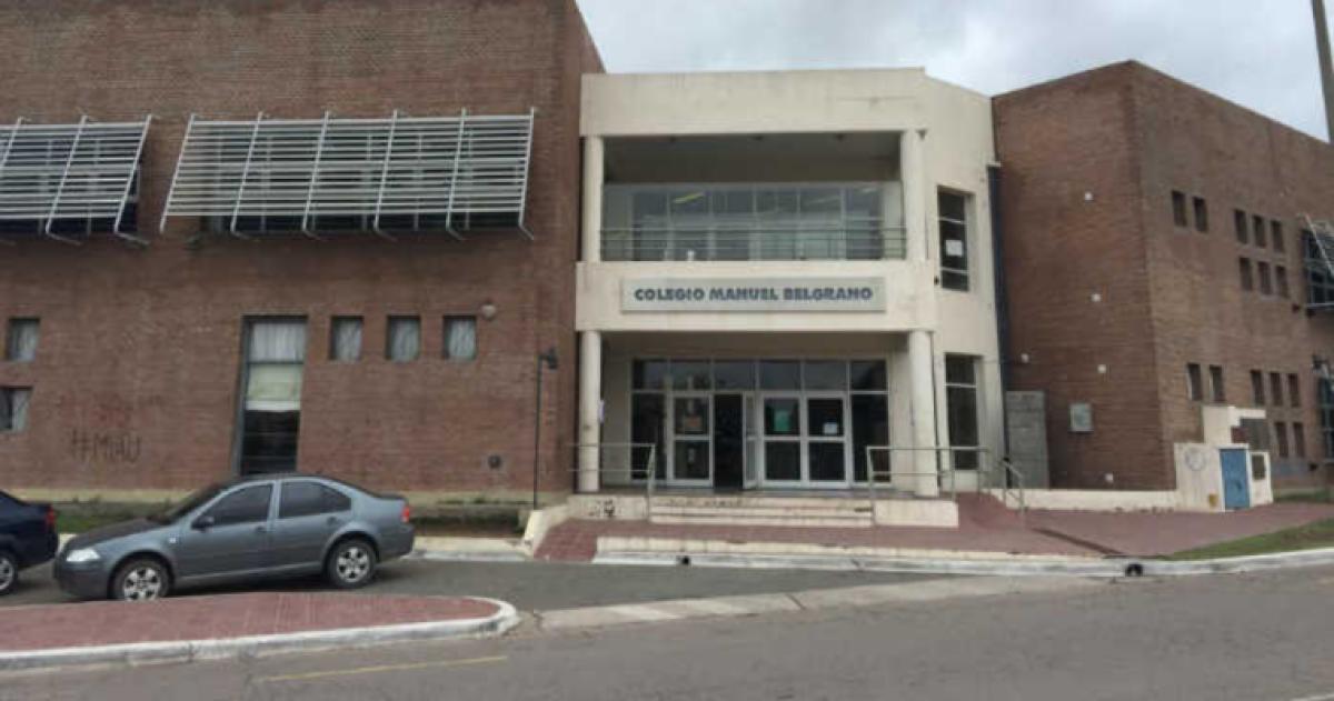 No la dejaron imprimir el CV y rompioacute el vidrio de una escuela