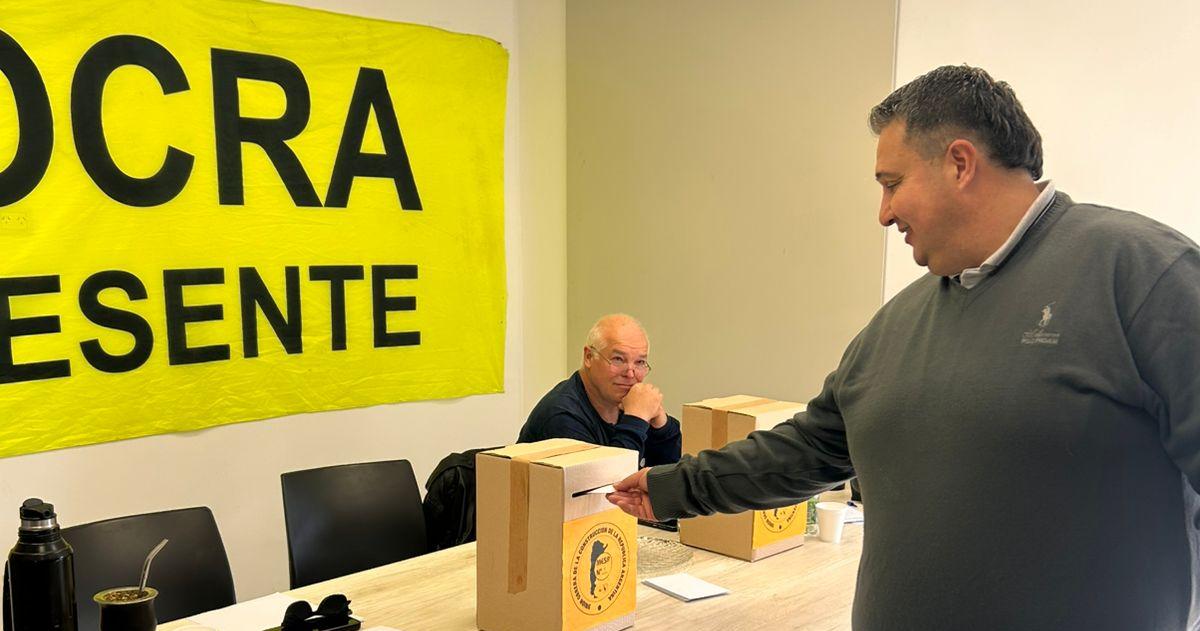 Cambio histoacuterico en la UOCRA- Gimeacutenez reemplaza a Robledo 