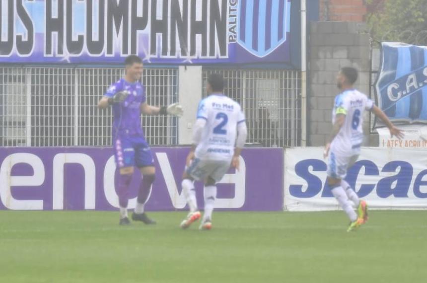 El golazo de arco a arco del arquero de San Telmo