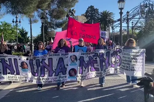 Santa Rosa tambieacuten se movilizoacute por el triple femicidio