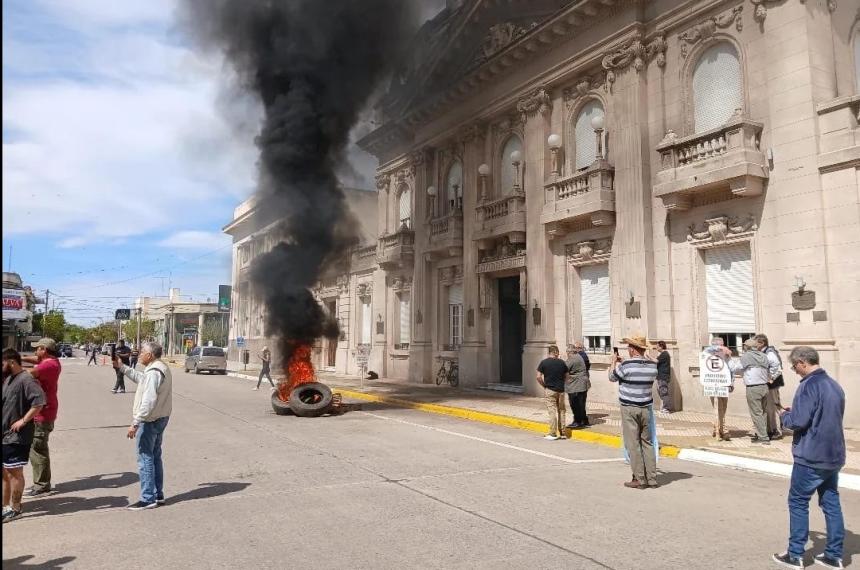 9 de Julio- productores inundados queman gomas y copan la municipalidad