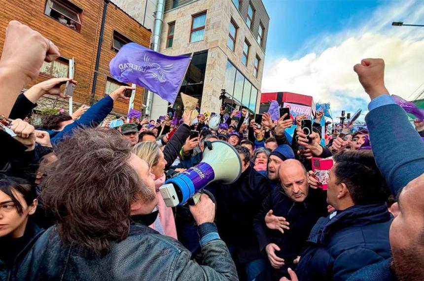 Milei suspendioacute su acto en Ushuaia y regresoacute a Buenos Aires en medio de protestas
