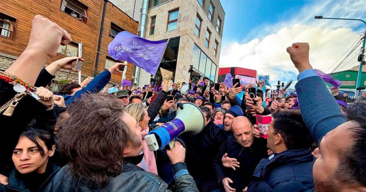 Milei suspendioacute su acto en Ushuaia y regresoacute a Buenos Aires en medio de protestas