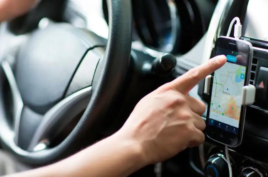 Choferes de Uber se movilizan con una caravana en Santa Rosa