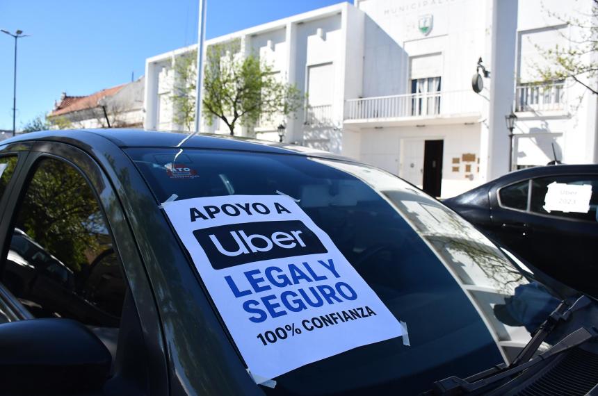 Choferes de Uber se movilizaron con una caravana en Santa Rosa