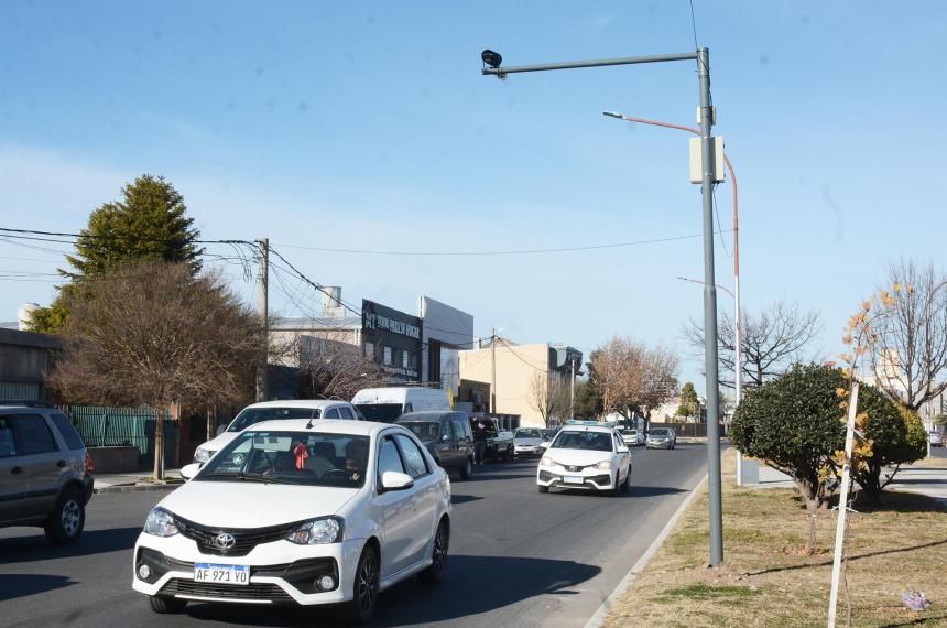 Velocidad cruzar en rojo y bloquear la senda peatonal las fotomultas maacutes comunes