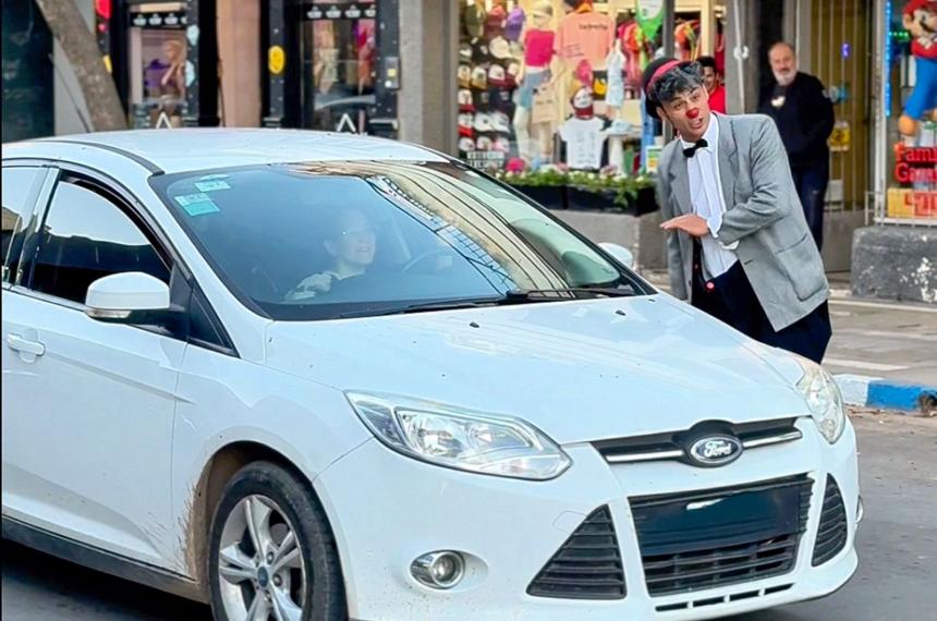 Seguridad vial con humor- un payaso concientiza a peatones y conductores en Santa Rosa