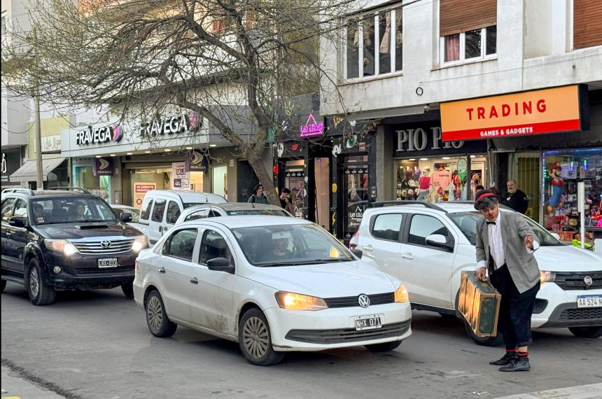 Seguridad vial con humor- un payaso concientiza a peatones y conductores en Santa Rosa