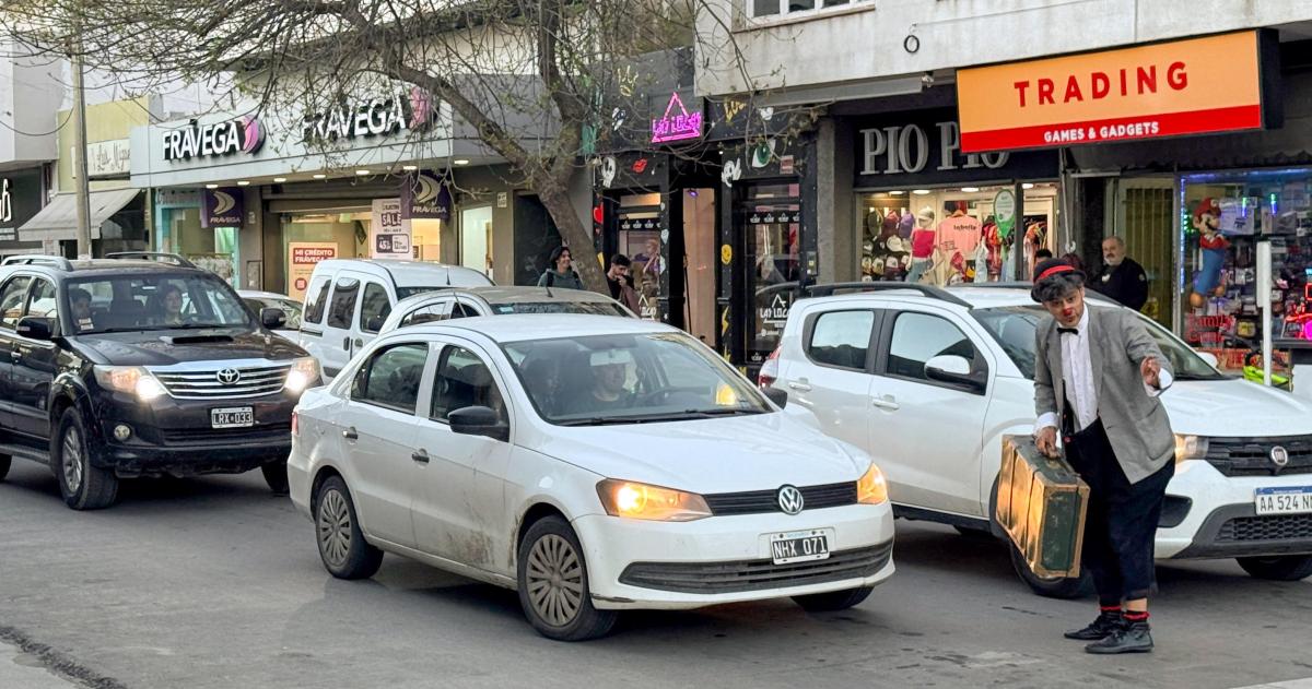 Seguridad vial con humor- un payaso concientiza a peatones y conductores en Santa Rosa