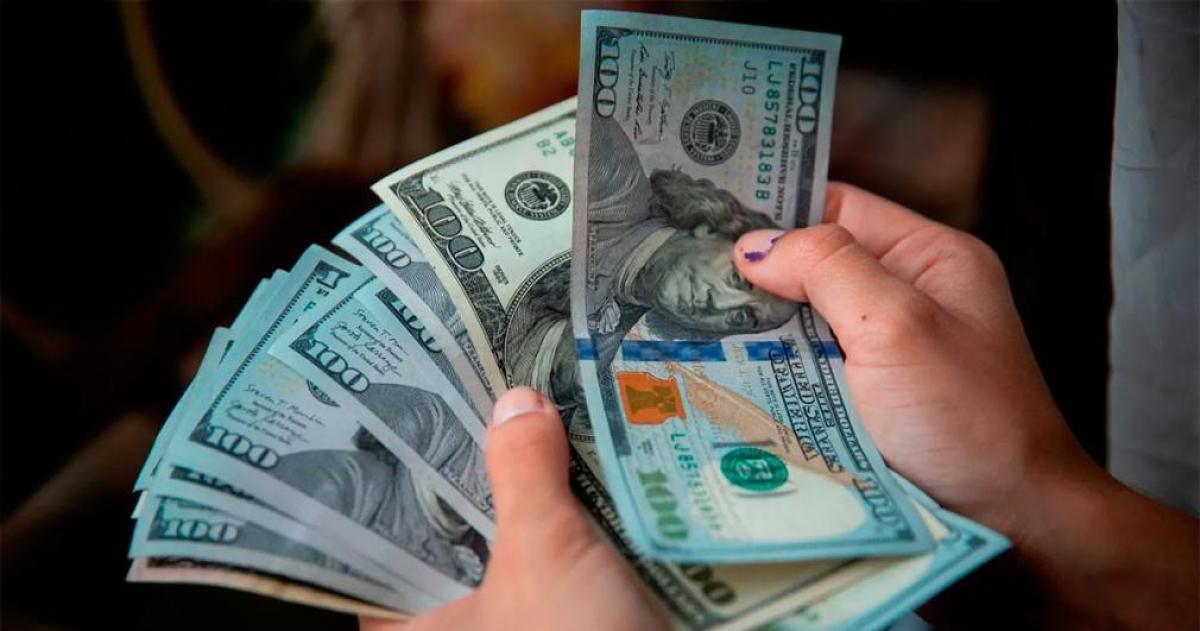 El doacutelar trepoacute a 1400 y el mercado argentino cerroacute septiembre en rojo