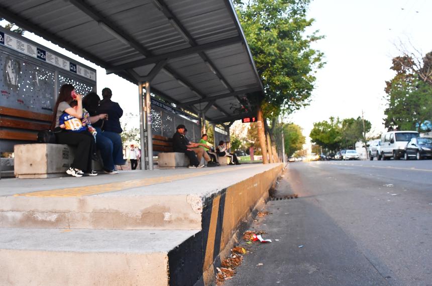 Parque Oliver- los vecinos advierten por el andeacuten de colectivo y el caos de la feria 