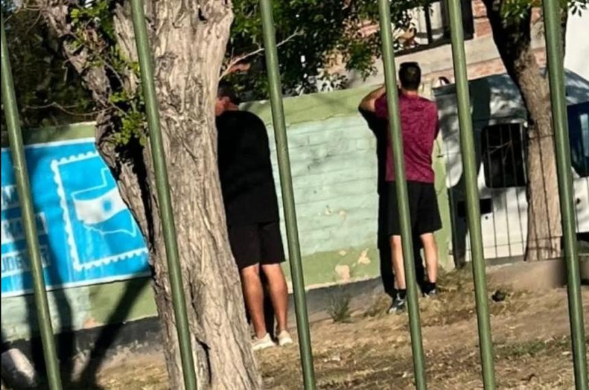 Poleacutemica en 25 de Mayo por funcionarios de Monsalve que pegaron carteles del PJ