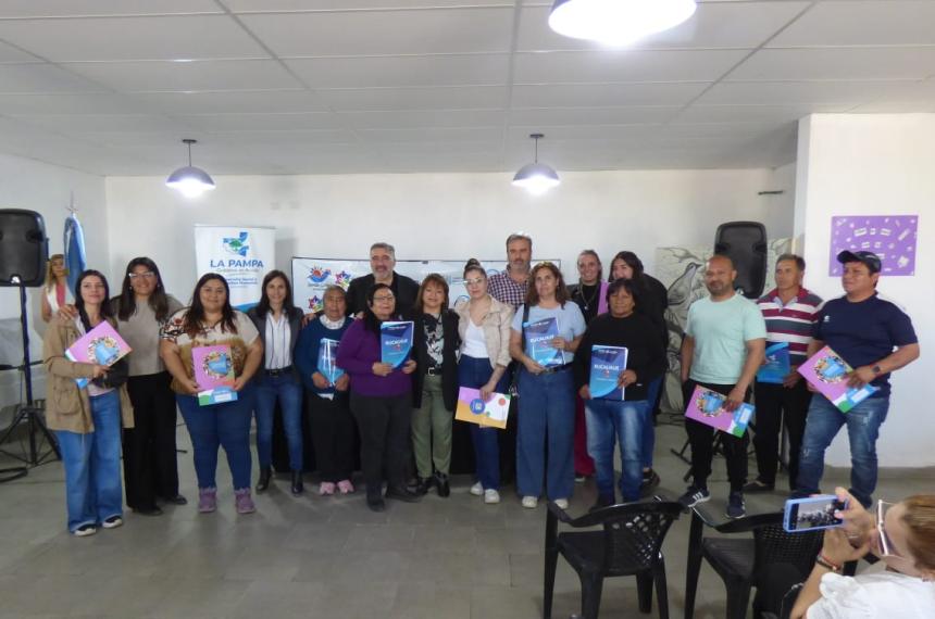 Entregaron creacuteditos de Economiacutea Social y Rucalhueacute en Santa Isabel