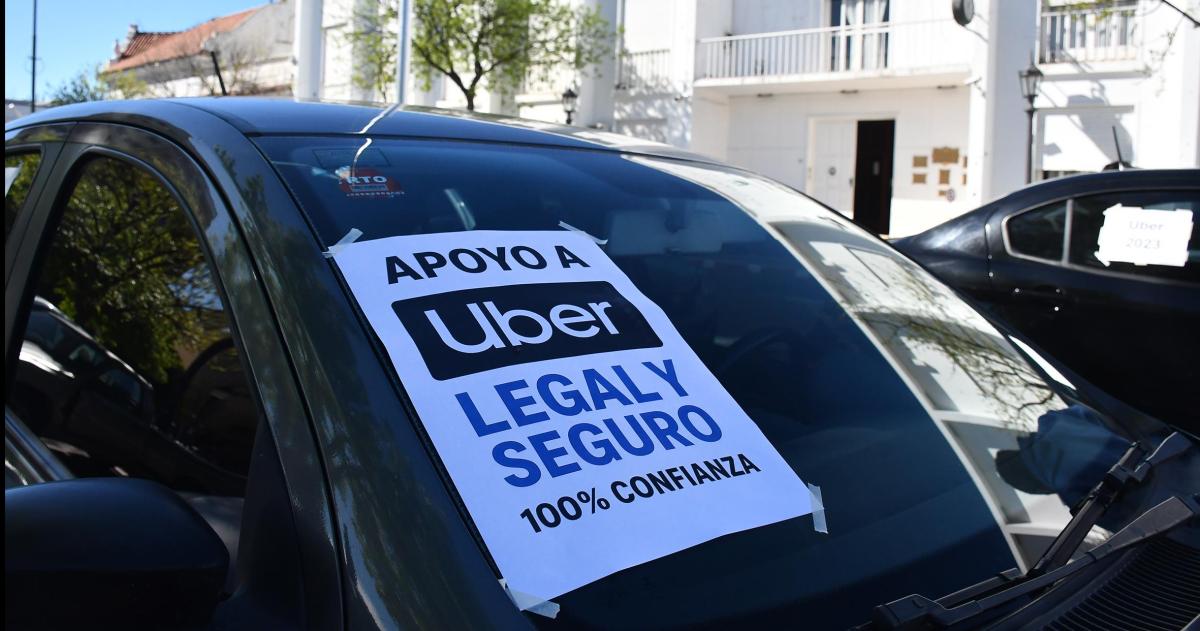 Un duentildeo de un taxi primereoacute- pidioacute que lo dejan operar con Uber