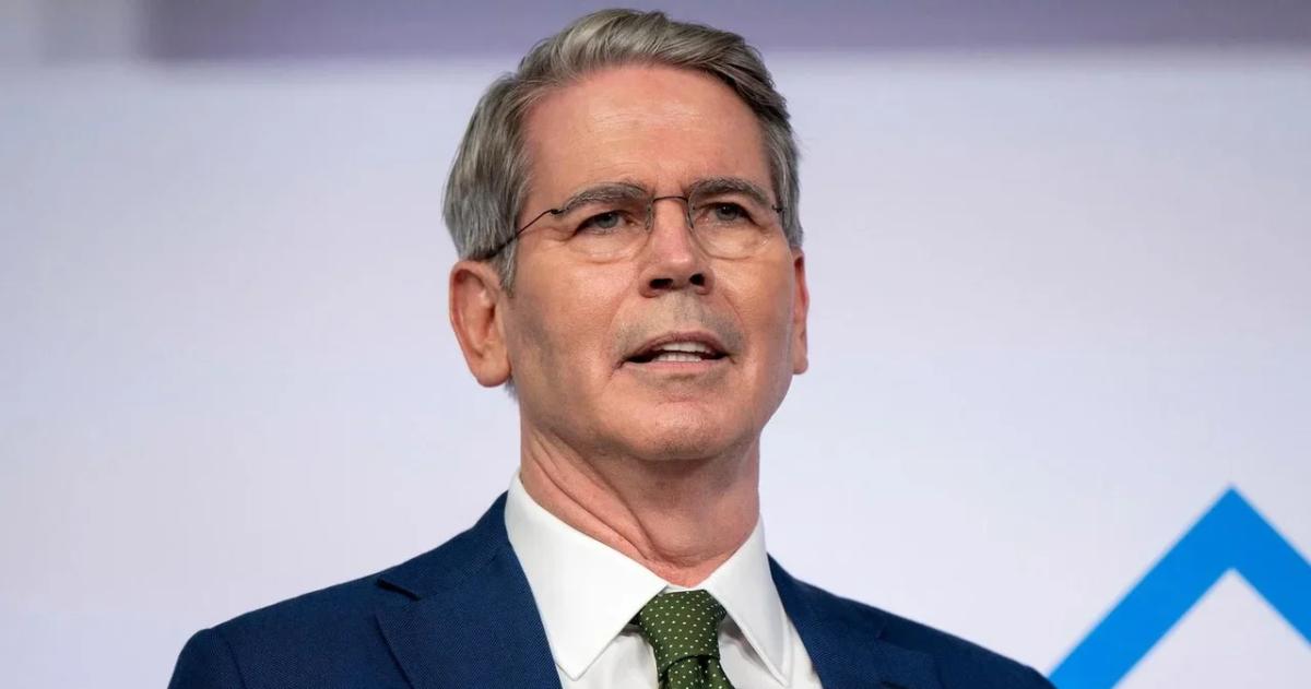 Scott Bessent dijo que el apoyo a Argentina seraacute con un swapp y retroceden los bonos 