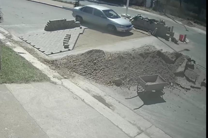 Un peligro cotidiano- automovilistas imprudentes en la obra de la Avenida Felice