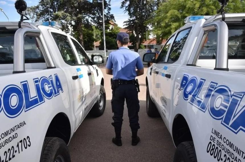 Un altercado por celos terminoacute con dos detenidos y dantildeos a un vehiacuteculo