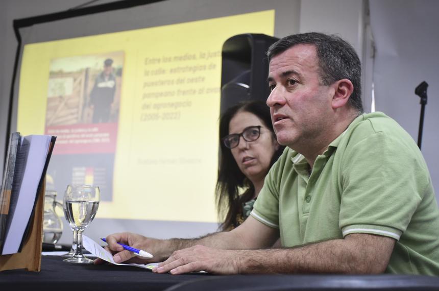 Gustavo Silvestre presentoacute Entre los medios la justicia y la calle en la Feria del Libro