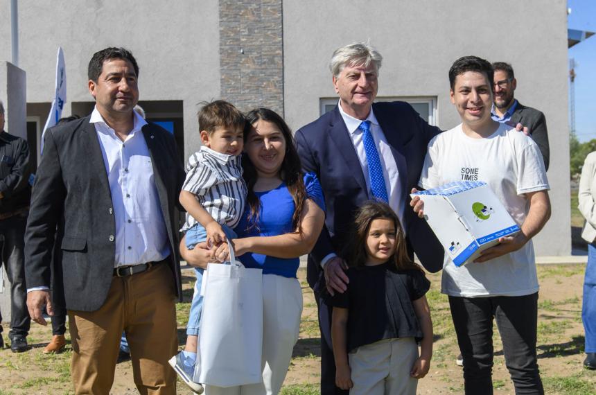 Ziliotto en Van Praet entregoacute viviendas y anuncioacute la llegada del 4G a la localidad