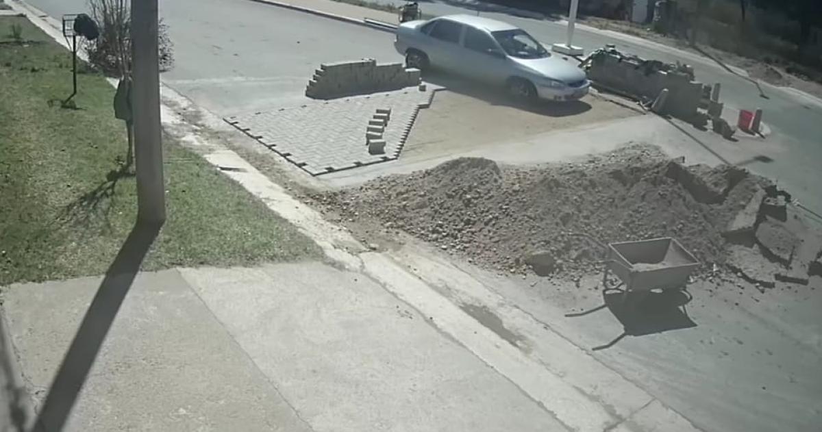 Un peligro cotidiano- automovilistas imprudentes en la obra de la Avenida Felice