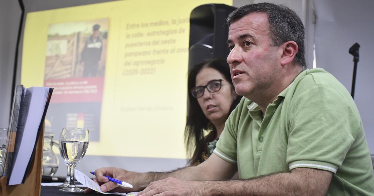 Gustavo Silvestre presentoacute Entre los medios la justicia y la calle en la Feria del Libro