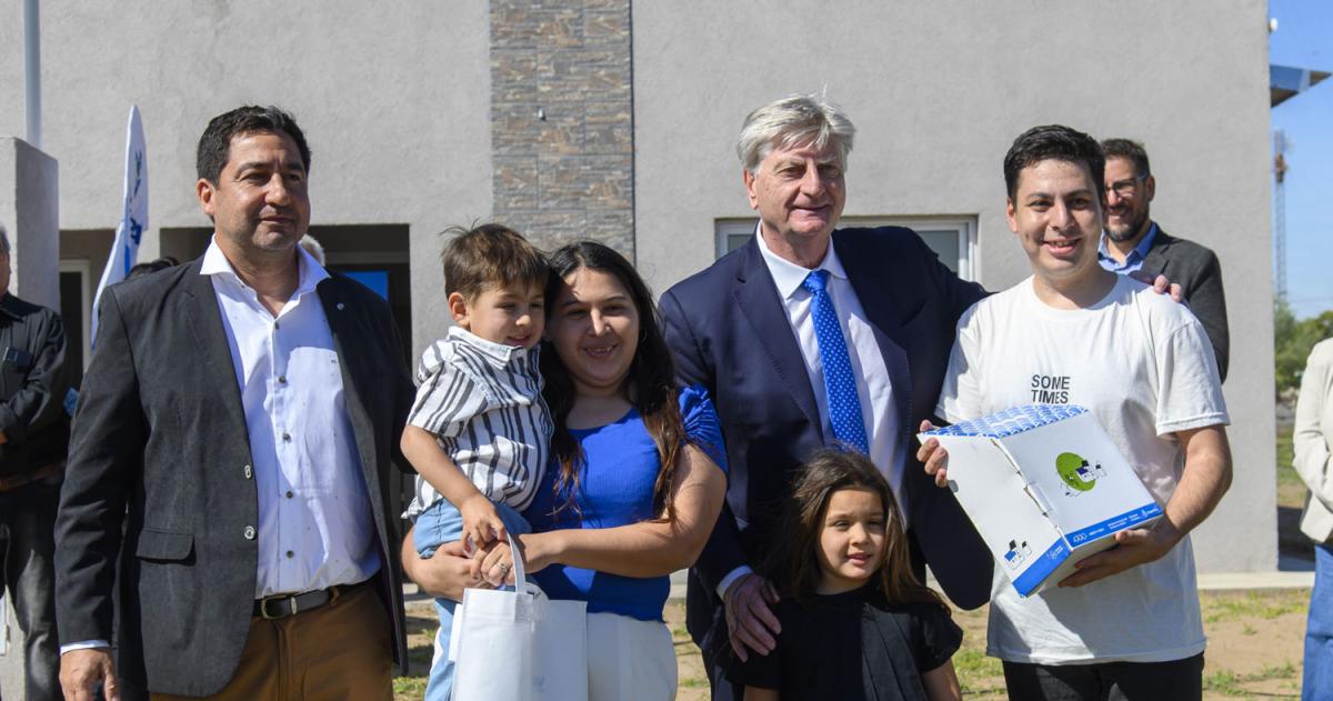 Ziliotto en Van Praet entregoacute viviendas y anuncioacute la llegada del 4G a la localidad