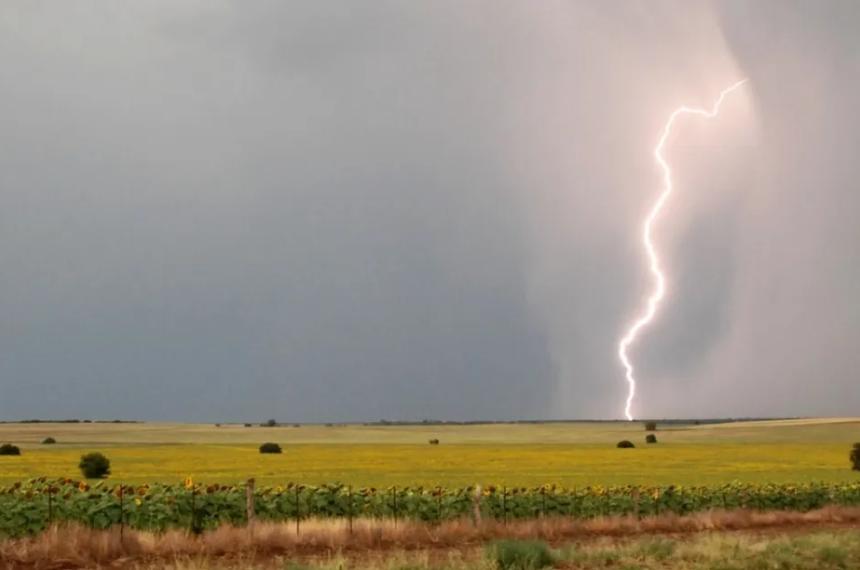 Santa Rosa- un saacutebado con calor y alerta por tormentas