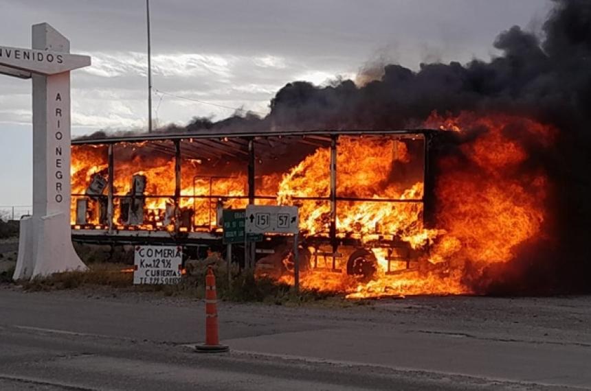 Un camioacuten se incendioacute sobre la Ruta Nacional 151