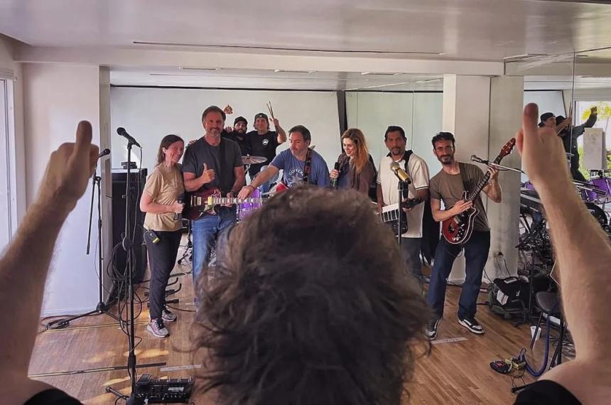En medio del escaacutendalo Espert Milei ensaya canciones con La Banda Presidencial