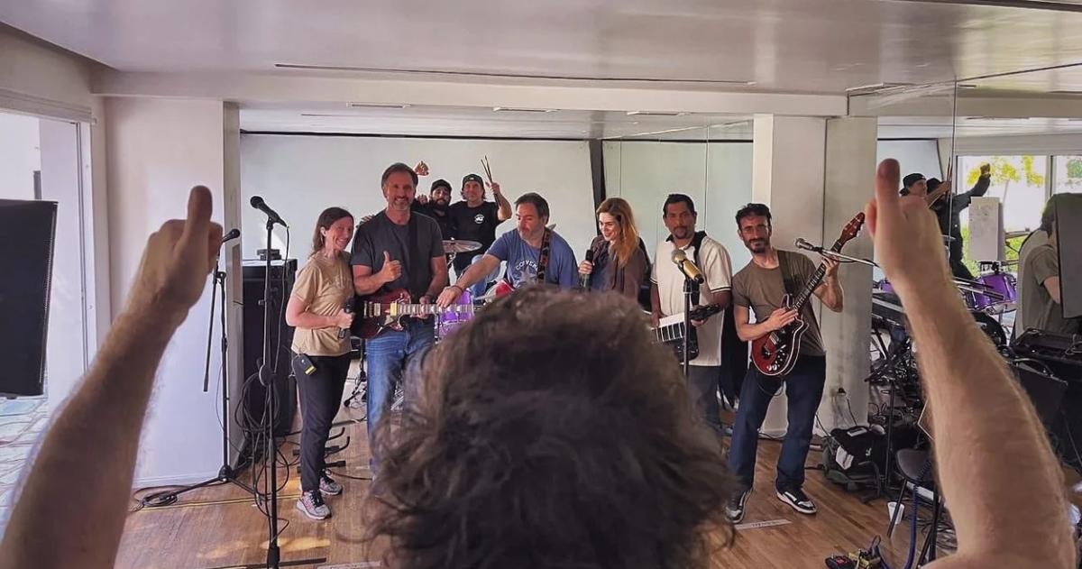 En medio del escaacutendalo Espert Milei ensaya canciones con La Banda Presidencial