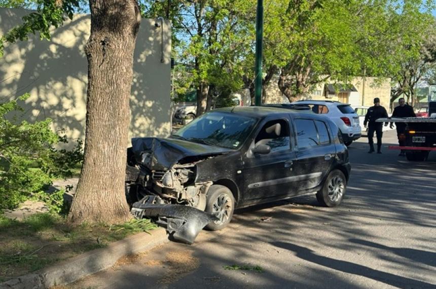 Se durmioacute al volante y chocoacute contra dos aacuterboles en General Pico