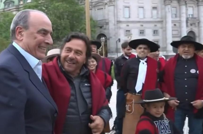 Un gobernador protestoacute con muacutesica en Plaza de Mayo- quiero obras no milanesas