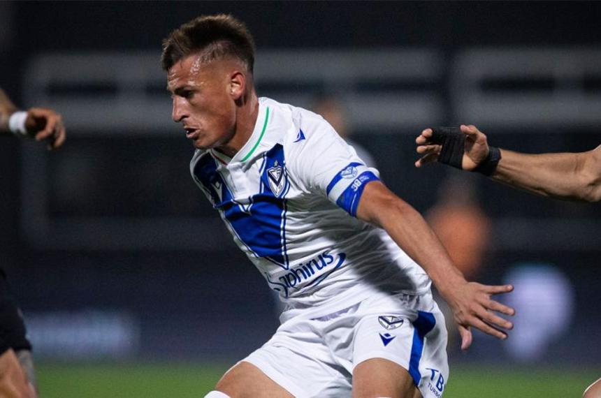 Riestra dejoacute escapar el triunfo ante Veacutelez pero conserva la punta del grupo