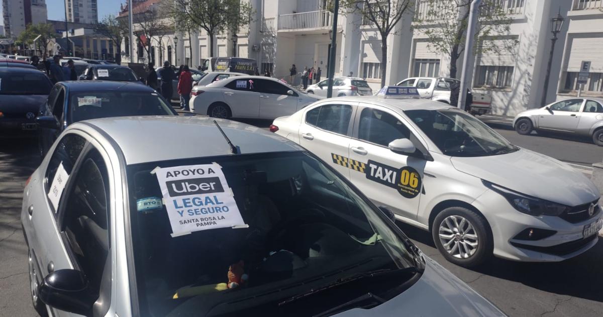Crisis en La Terminal- taxistas deciden si rompen la grieta y adoptan Uber