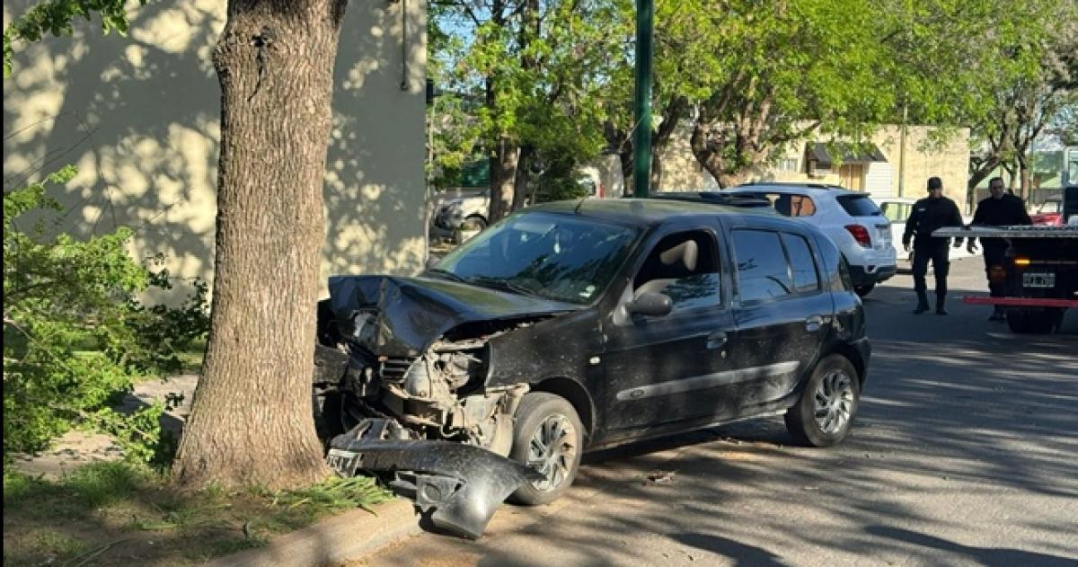 Se durmioacute al volante y chocoacute contra dos aacuterboles en General Pico