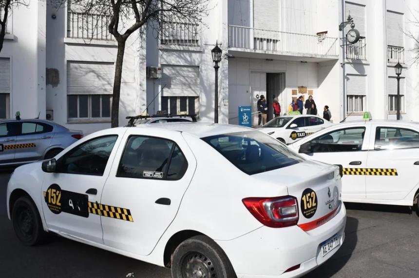 Uber divide al sector de los taxis y una parada acepta la doble jugada