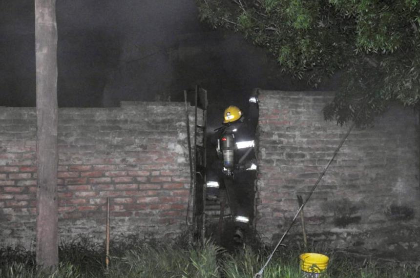 Incendio en vivienda en el barrio Matadero de Santa Rosa