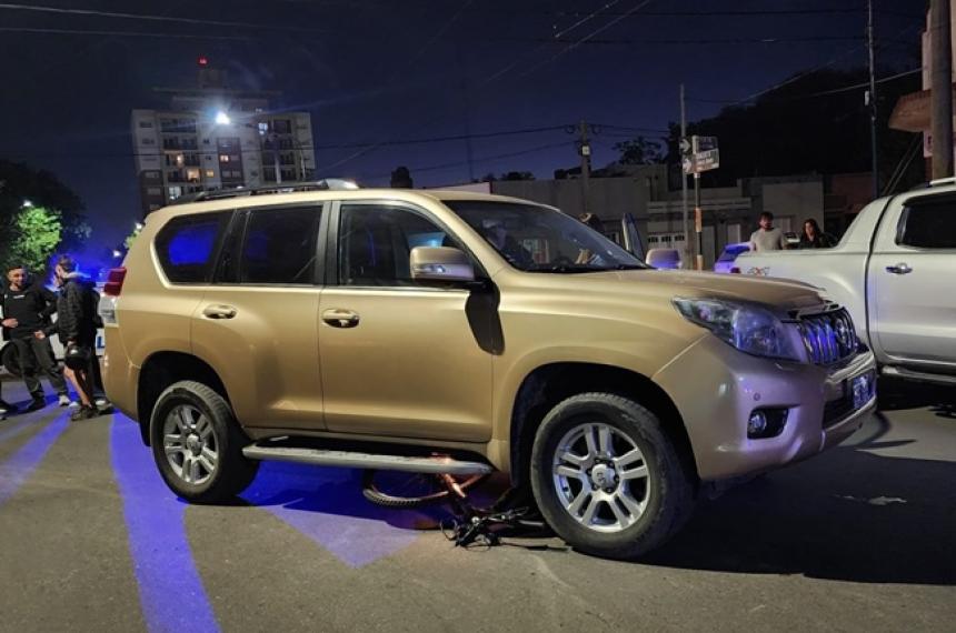 Vecinos levantaron una camioneta para rescatar a una ciclista atropellada