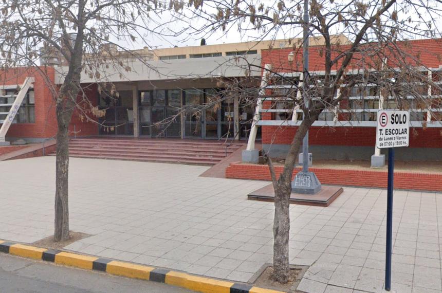 Los docentes de la Escuela 1 reclaman por la exencioacuten del estacionamiento