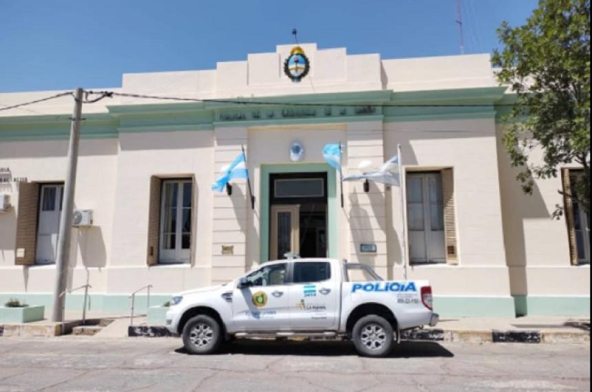 Con un hierro y una botella una pareja de motociclistas agredioacute a la policiacutea en Acha