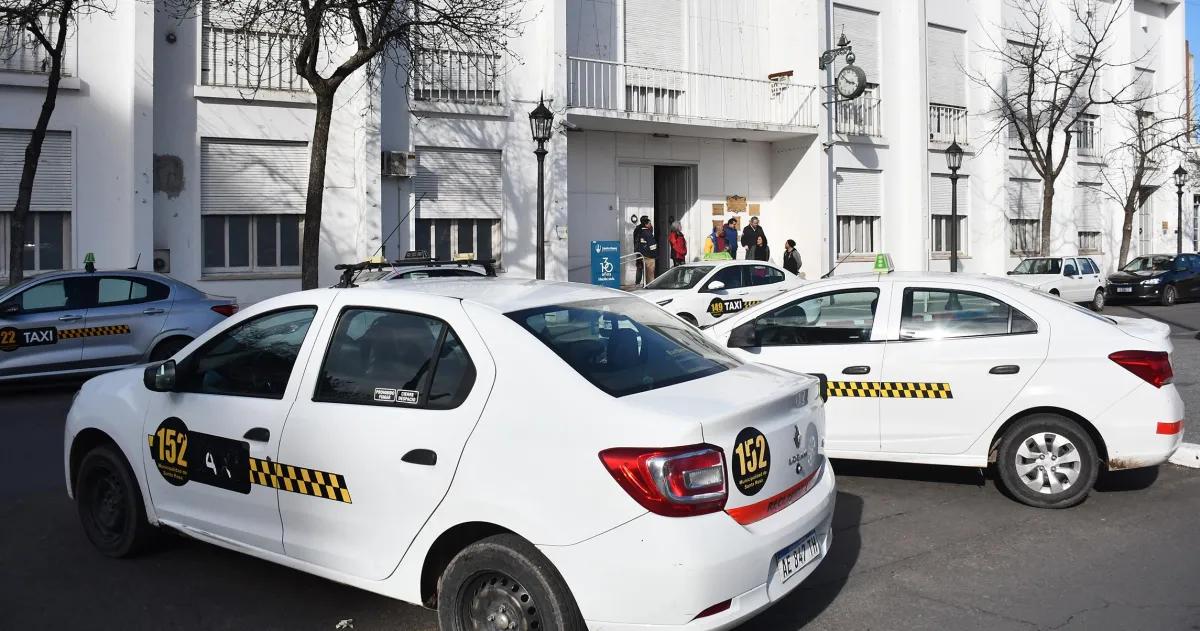 Uber divide al sector de los taxis y una parada acepta la doble jugada