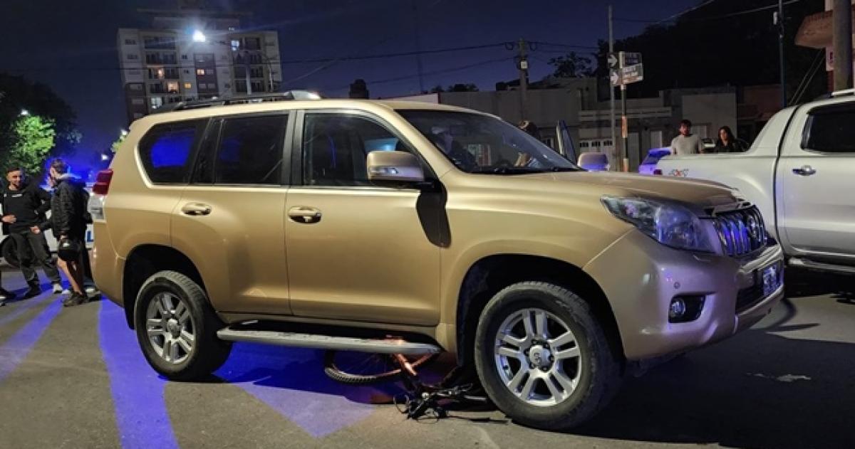 Vecinos levantaron una camioneta para rescatar a una ciclista atropellada