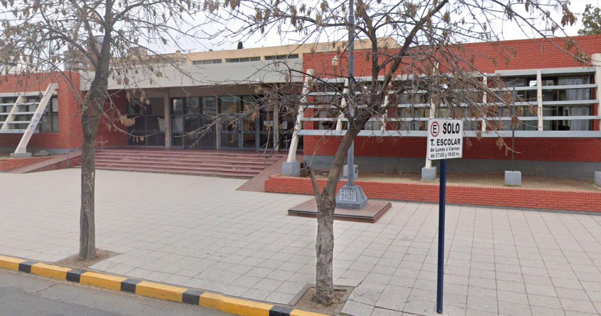 Los docentes de la Escuela 1 reclaman por la exencioacuten del estacionamiento