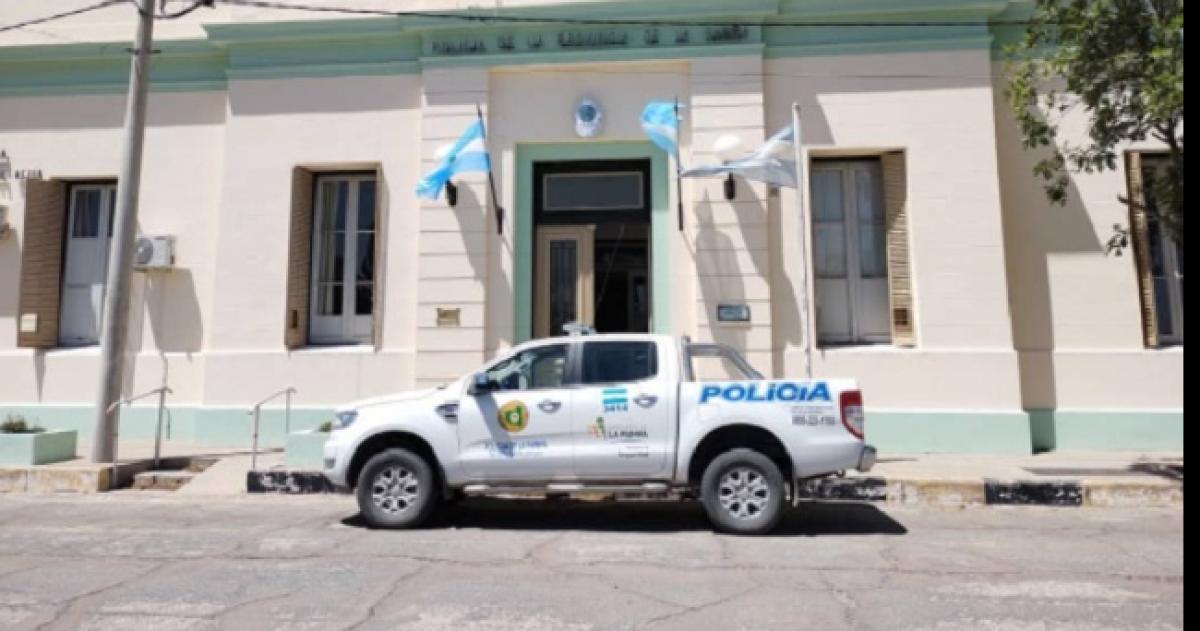 Con un hierro y una botella una pareja de motociclistas agredioacute a la policiacutea en Acha