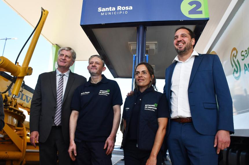 El gobernador Ziliotto y el intende di Npoli junto a dos trabajadores de la Estación de Servicio Municipal